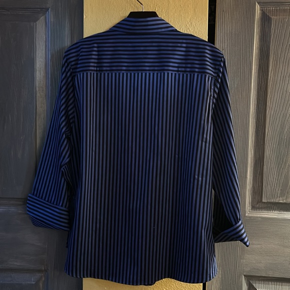 Unworn ladies cotton blouse, buttons are black faceted. Vintage Foxcroft NYC. - Picture 4 of 5